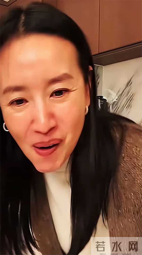 董洁直播关掉美颜的样子,网将近50岁,不医美,自然老去很真实