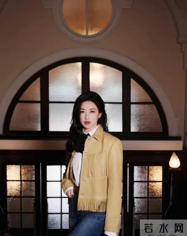 朱珠身穿黄色流苏款皮衣外套搭牛仔裤,简直就是天生的“衣架子”