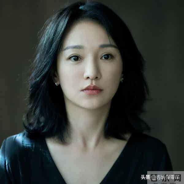 50岁周迅头发花白,瘪嘴模样一脸老态认不出,无儿无女成最大遗憾