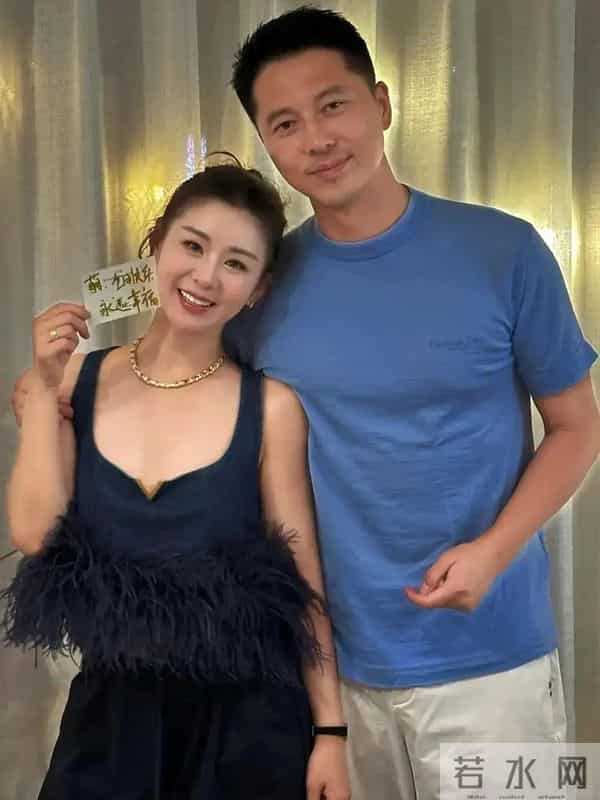 王雷李小萌北京豪宅庆生,吃仨菜被嘲小气,却因桌上的一盒烟圈粉