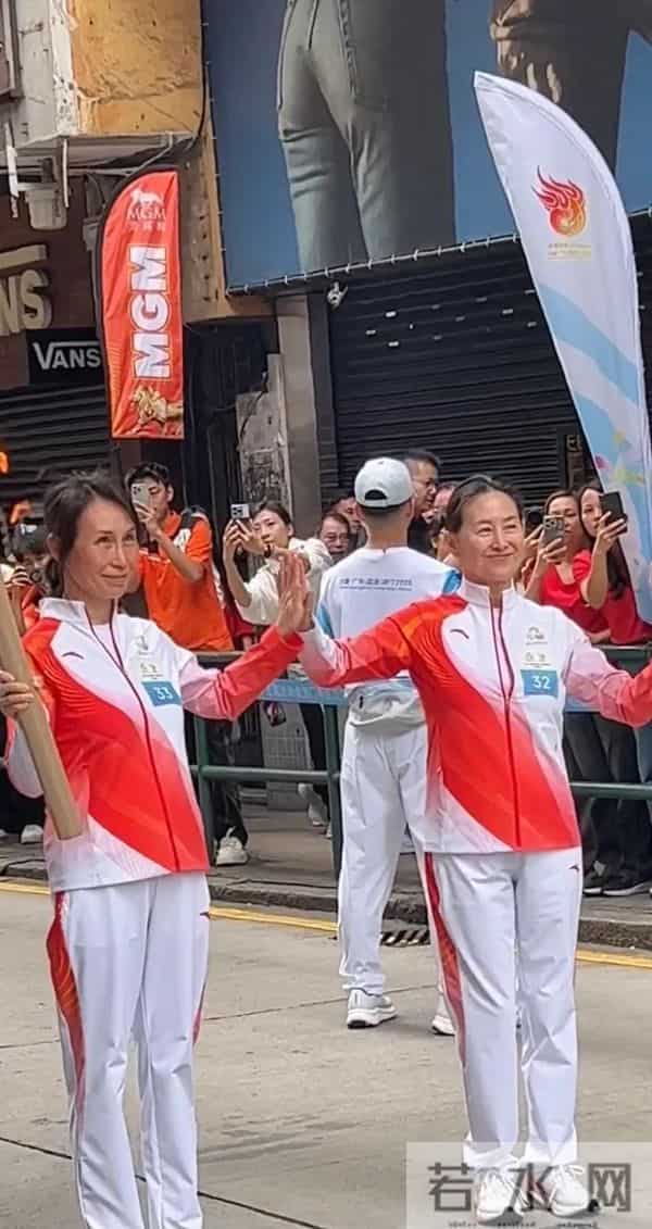 何超琼戴大钻石耳饰很华丽,她的头发白了,她和何超盈女儿合影