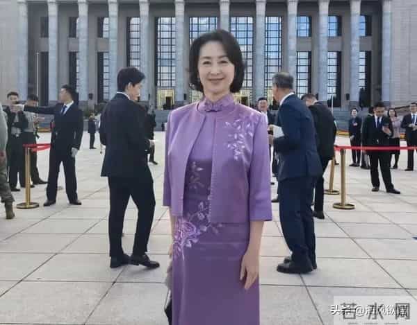 何超琼传递火炬像换了个人,没珠宝没华服,温柔得像邻家姐姐