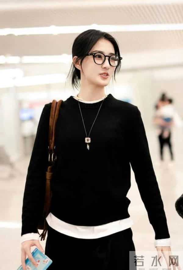 徐璐机场私服越来越简约!黑色卫衣+白长T+运动裤,减龄又高级