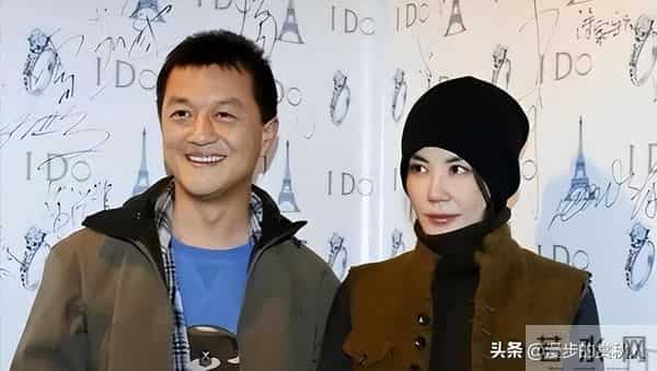 王菲对李亚鹏的“疏离感”藏不住:离婚11年同框仍显尴尬。