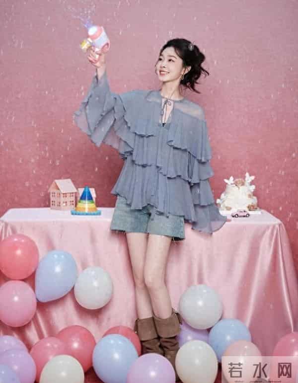 宋轶晒36岁庆生照，明媚动人，可盐可甜超带感，大长腿白得晃眼！