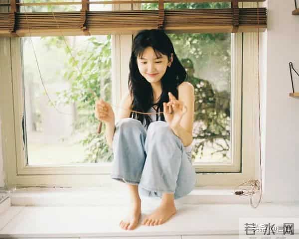 章若楠可爱的高跟鞋,光脚丫很粉嫩,她太水灵了