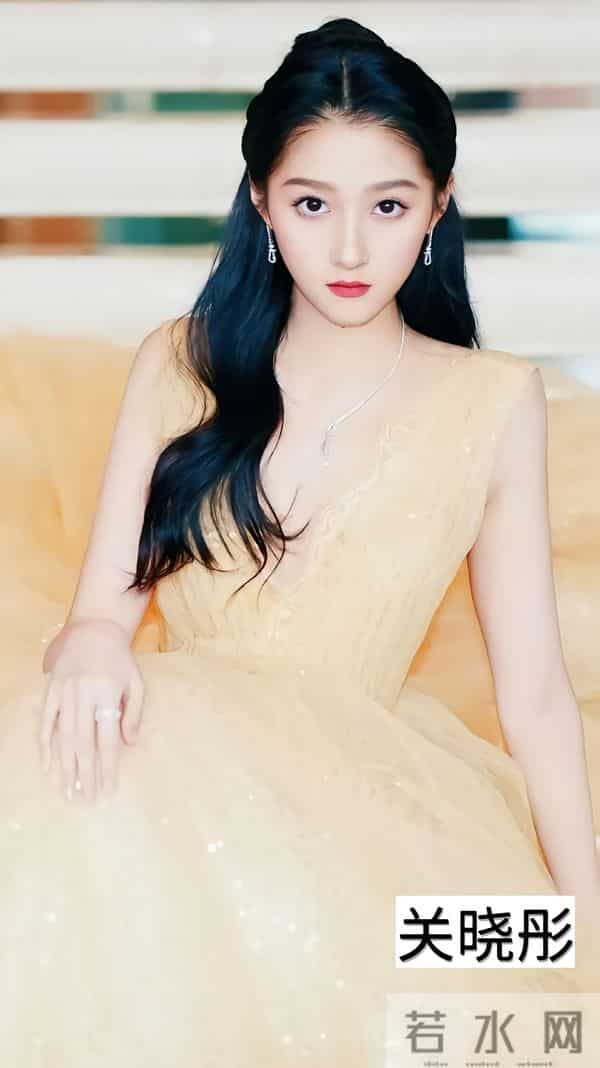 深V才是必杀技!姐姐一弯腰,全场心跳都漏拍