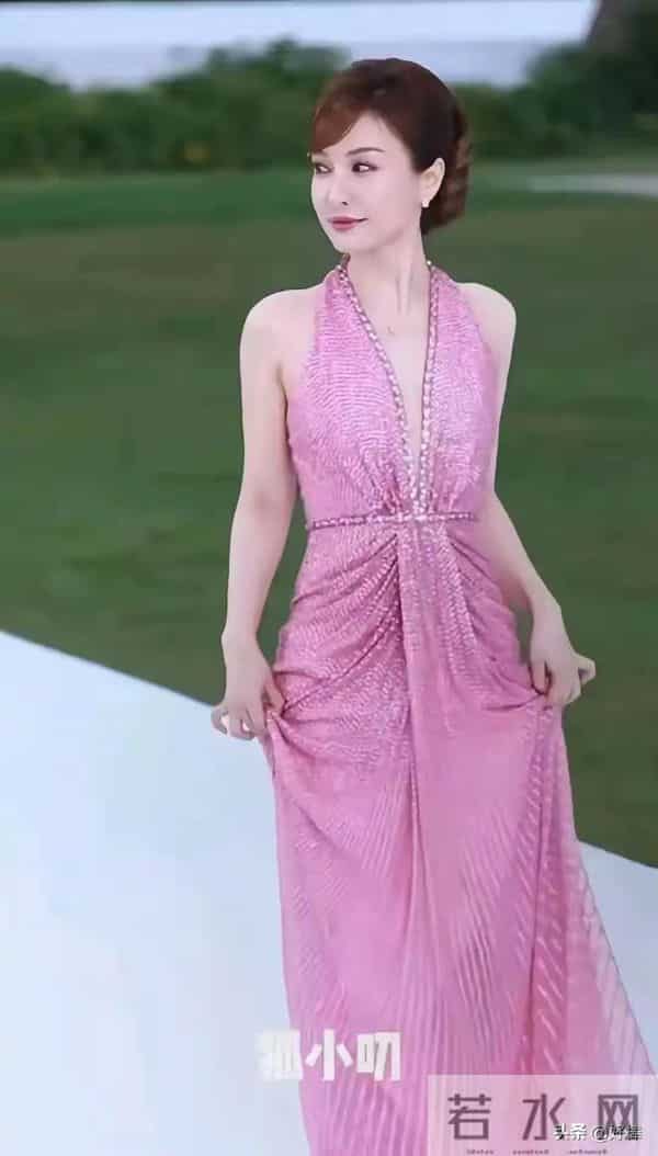 吴昕这容整得好成功 起码年轻了20岁 娇美红润的圆脸 美得像换了个人