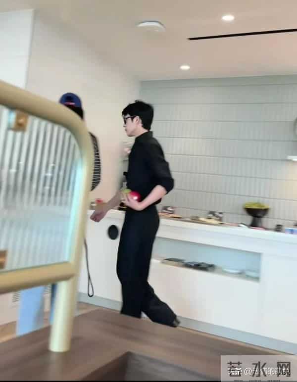 巴黎偶遇刘雯和男友 井柏然这个腰太爱了温润如玉相得益彰