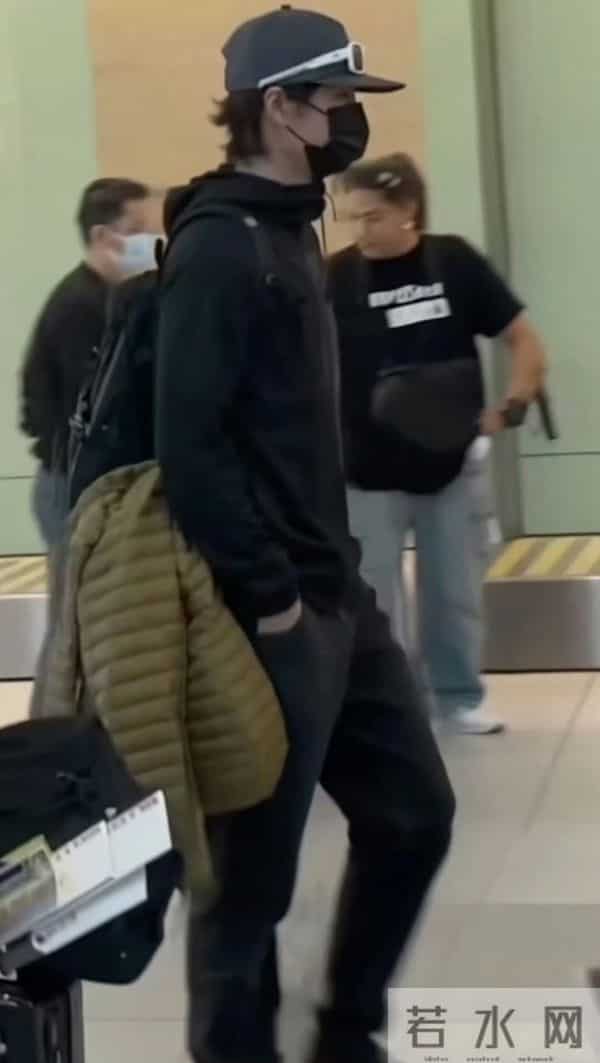 王一博新西兰出发回国了,好潮的机场穿搭,好帅的呀!