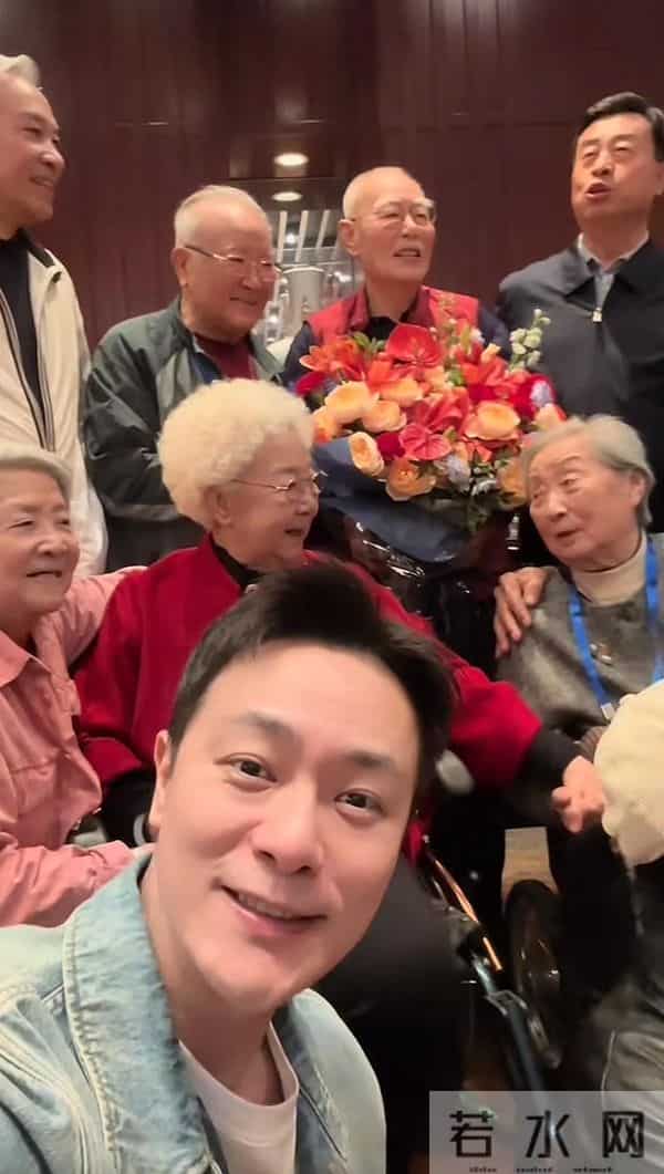 张勇手庆生张光北忙张罗,两人并非父子!陈宝国送花托束超细心