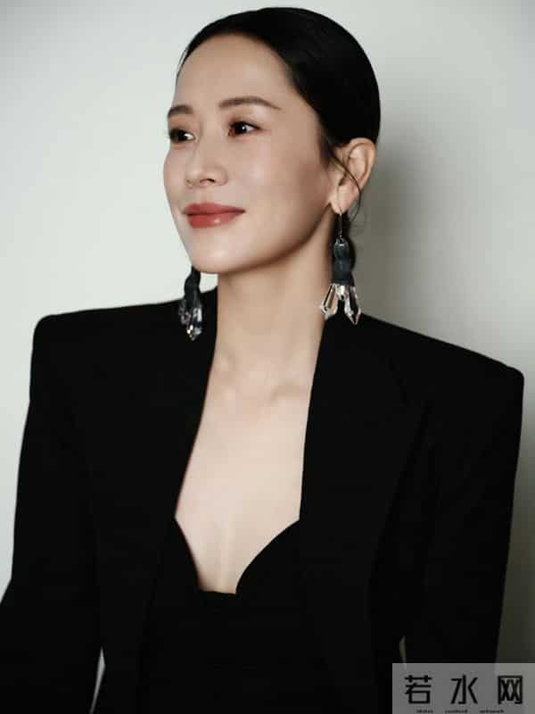 简单黑裙也惊艳!海清的身段和清冷气质,自然又高级