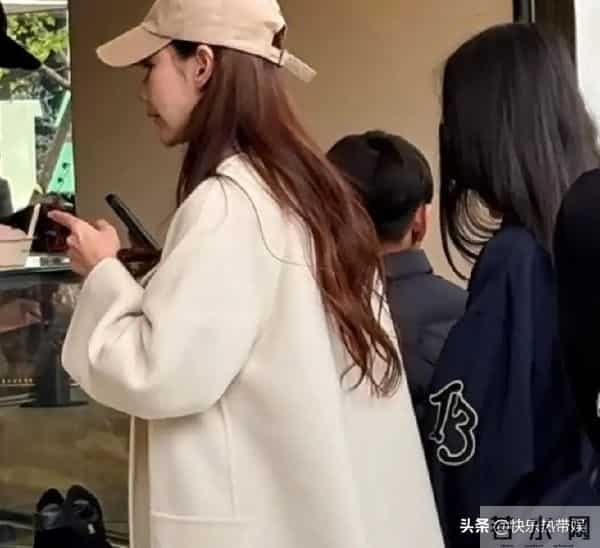 马筱梅带一双儿女游成都,玥儿清纯模样像亲妈,箖箖表现很乖巧