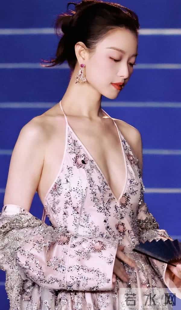 王家卫爆倪小姐有后台,倪妮不告蛐蛐导演王家卫秦雯,反倒告网友