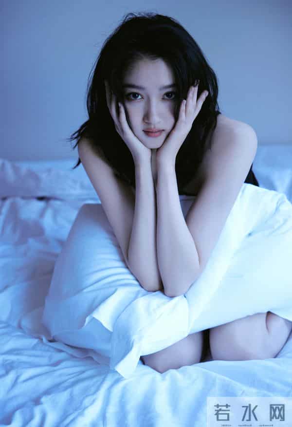 关晓彤越来越有女人味了 床头照秀身材 比基尼火辣