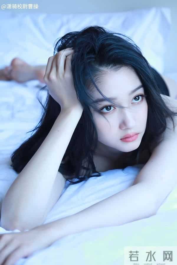 关晓彤越来越有女人味了 床头照秀身材 比基尼火辣