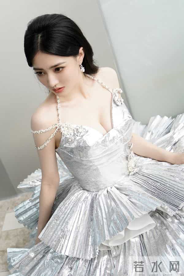 真看不出来 徐璐挺放的开的 蹦迪嗨玩 肚兜美背撩人