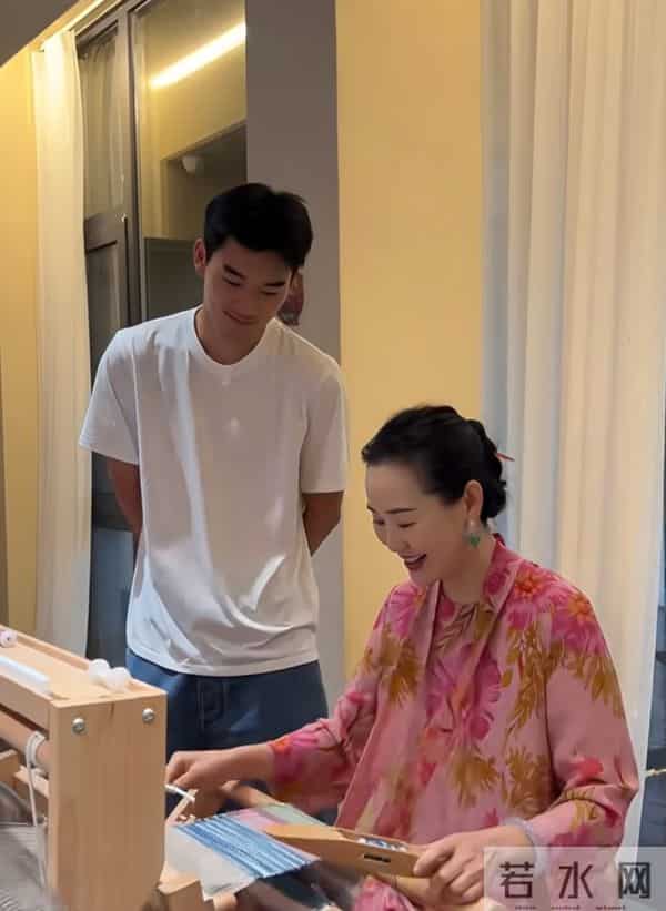 55岁林依轮为大儿子庆生,家中温馨典雅,林依轮和哥哥姐姐很像!