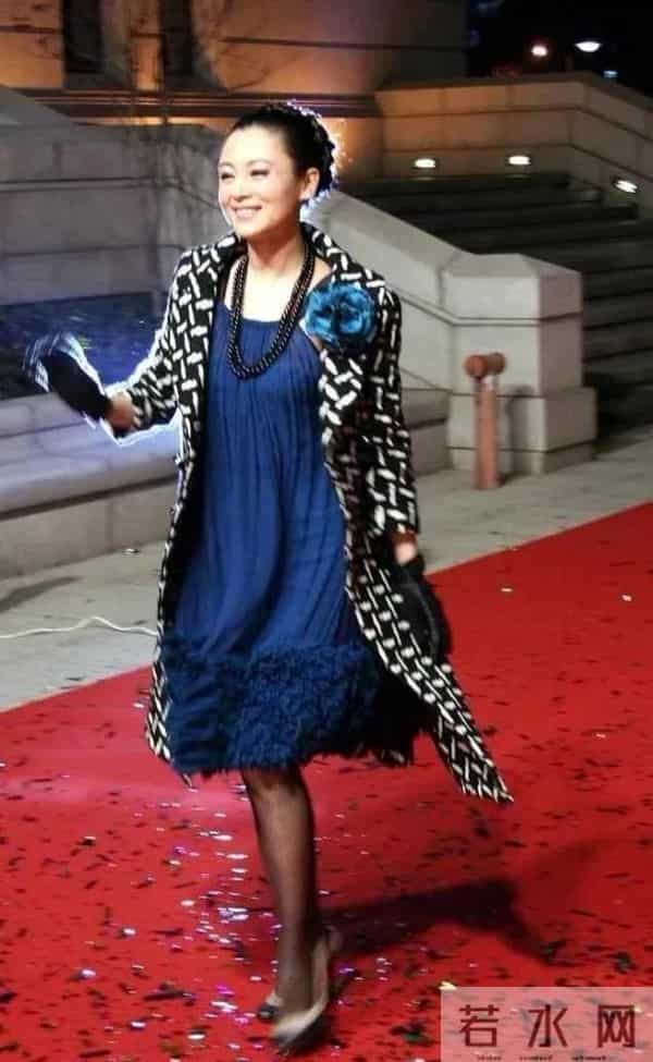 陈红出席活动 脸蛋依旧是公认的漂亮 明明是美人却被穿搭拉低了质感