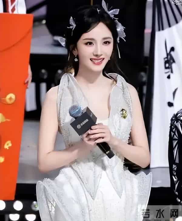 和刘恺威离婚7年后,杨幂高调官宣喜讯,两人早已形同陌路