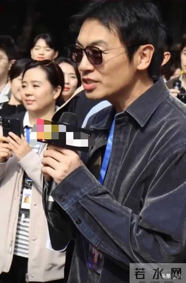 42岁朱亚文现身南京旅游，高大帅气人群里好显眼，脸上皱纹显成熟