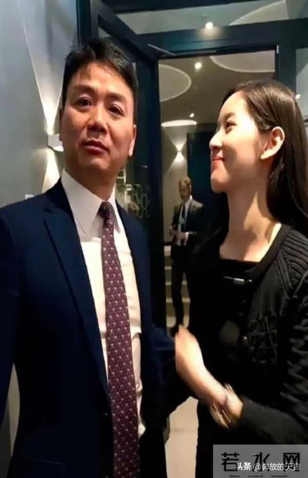 章泽天久违晒新年照，手上戴4个戒指，俏丽模样越来越美！