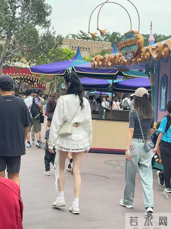 迪士尼偶遇何猷君一家,4岁女儿背1.7万挎包,奚梦瑶本人美到失语