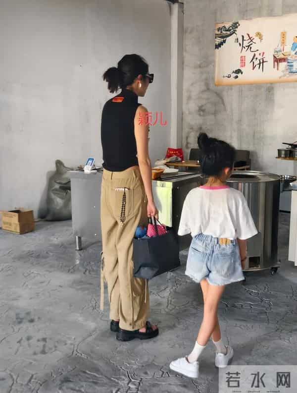 江苏珠宝晚宴,刘嘉玲真空上阵,徐璐瘦成皮包骨,颖儿嘴歪成这样