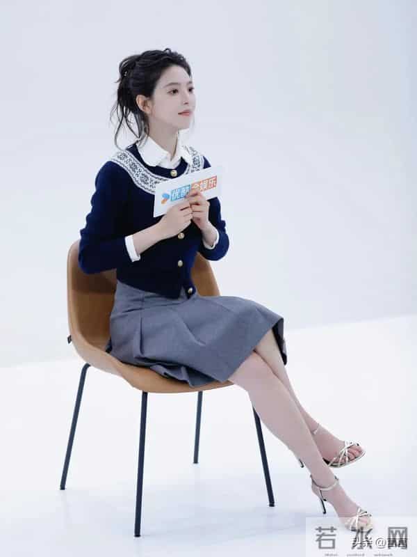 章若楠可爱的高跟鞋,光脚丫很粉嫩,她太水灵了