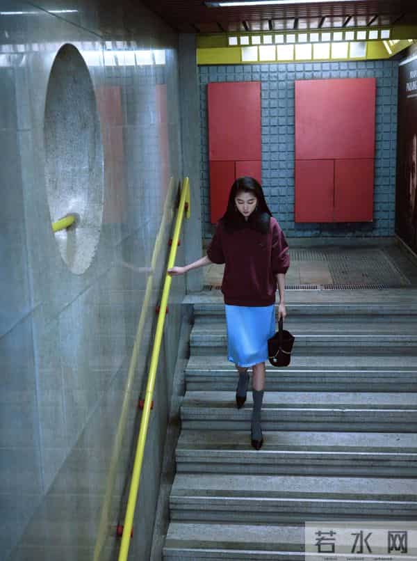 关晓彤的新造型火了！紫色卫衣+灰色半身裙，显气质又俏皮洋气