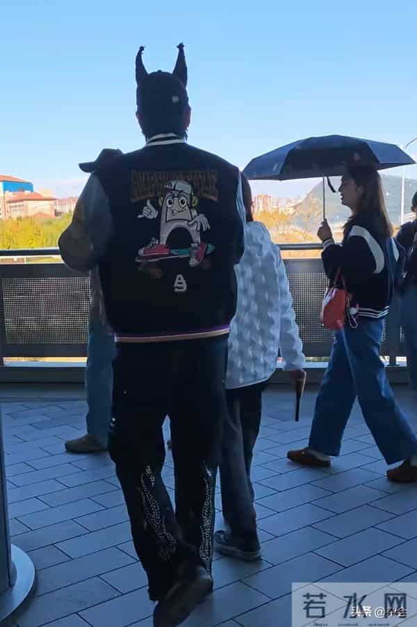 洪欣夫妇北京带娃过万圣，张丹峰和继子超亲，儿女高挑好欢乐！