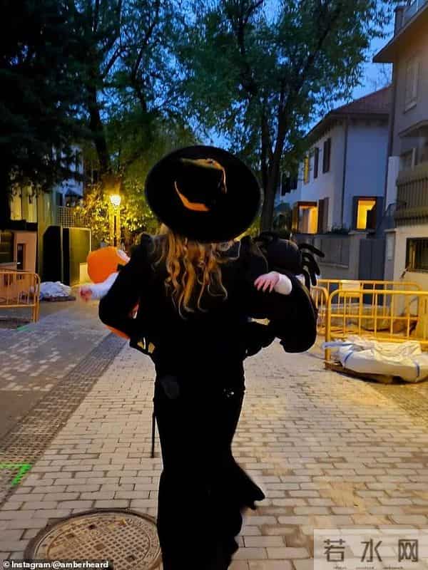 海后Amber Heard推着三娃走上马德里街头:女巫帽下的重生母亲