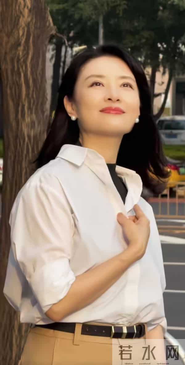 当年一排主持人就周涛最好看,那么落落大方,气质优雅