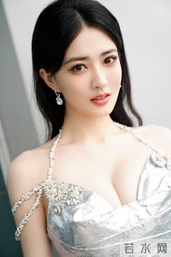 真看不出来 徐璐挺放的开的 蹦迪嗨玩 肚兜美背撩人