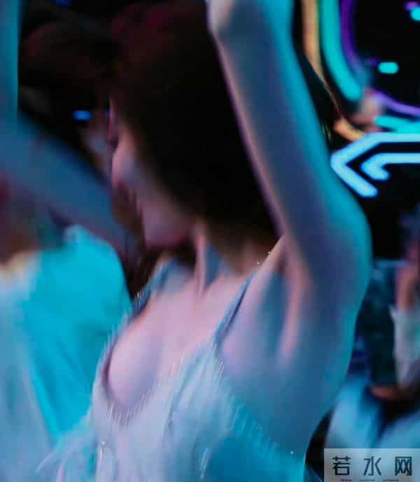 真看不出来 徐璐挺放的开的 蹦迪嗨玩 肚兜美背撩人