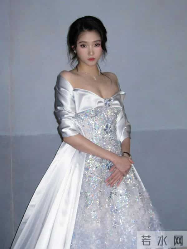 27岁关晓彤最新美照大胆的低胸裙真性感！