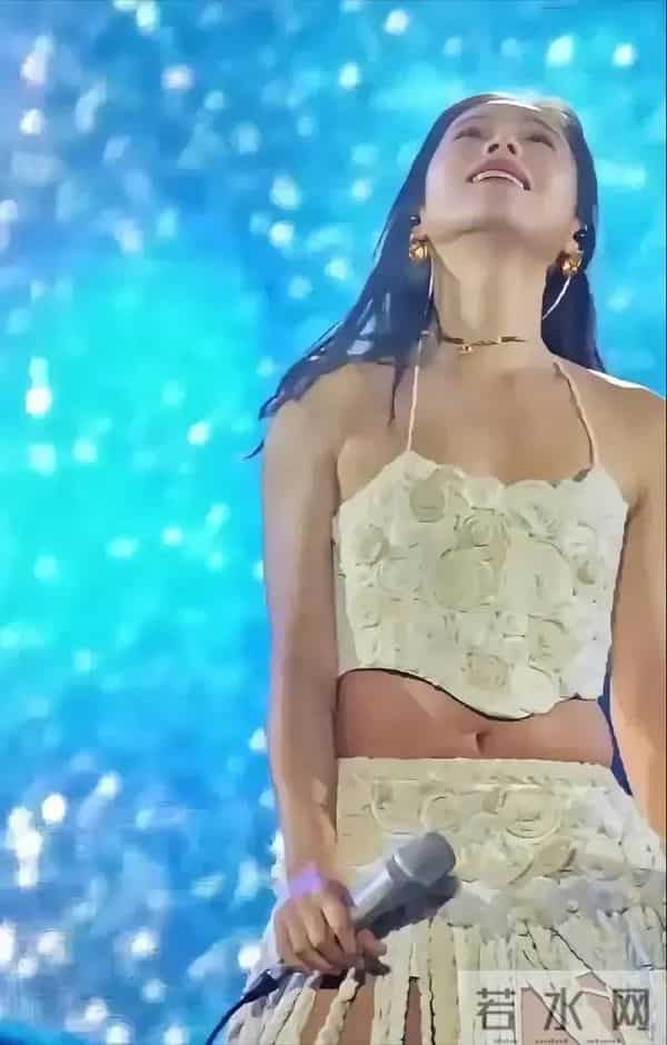 江一燕这腰非得要露出来吗?腰上这一圈肉还挺让人出戏