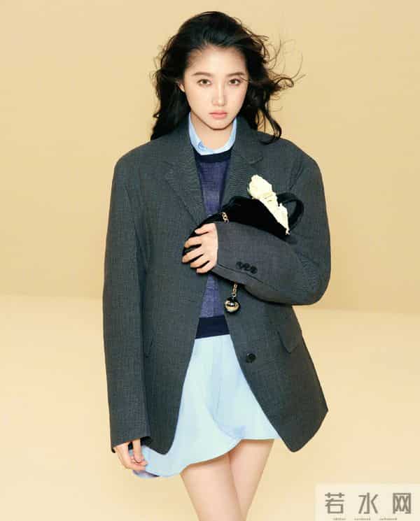 关晓彤的新造型火了！紫色卫衣+灰色半身裙，显气质又俏皮洋气