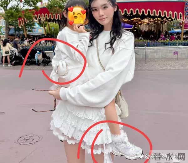 奚梦瑶晒与女儿合影,穿母女装去迪士尼给女儿庆生,孩子打扮时尚