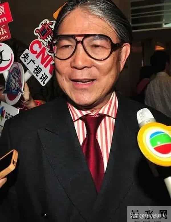 79岁霍震霆传递火炬!头发全白,跑步轻便,跑出了霍家的底气!