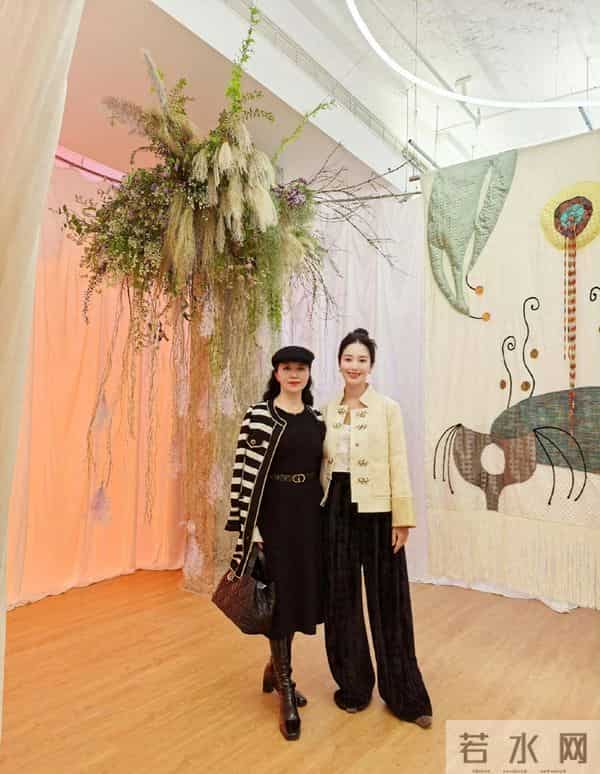 杨采钰和妈妈合照曝光,杨妈妈漂亮又有气质,看起来好年轻的呀!