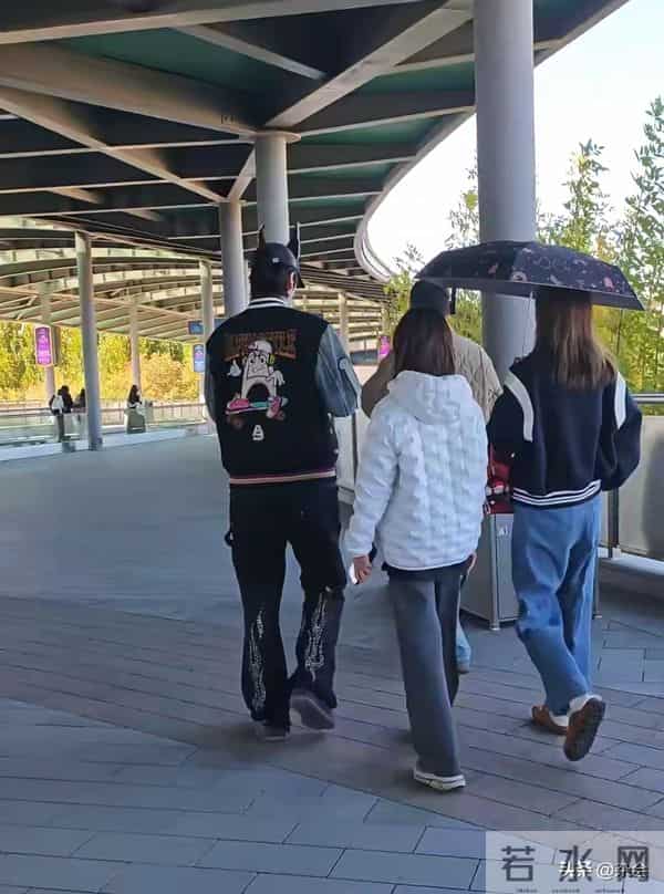 洪欣夫妇北京带娃过万圣，张丹峰和继子超亲，儿女高挑好欢乐！