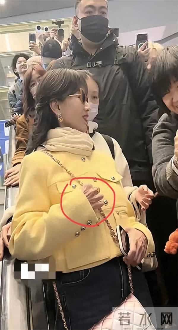 72岁的赵雅芝近照曝光,手背青筋爆出,有大肚腩,走路像个老太太