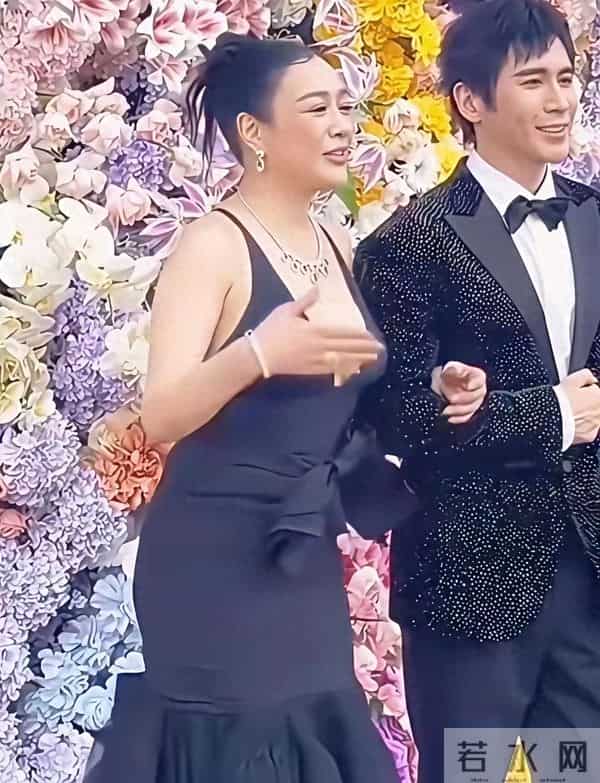 50岁钟丽缇不靠滤镜，靠骨相撑全场。黑裙一穿，不是性感，是底气