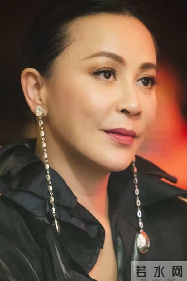 江苏珠宝晚宴,刘嘉玲真空上阵,徐璐瘦成皮包骨,颖儿嘴歪成这样