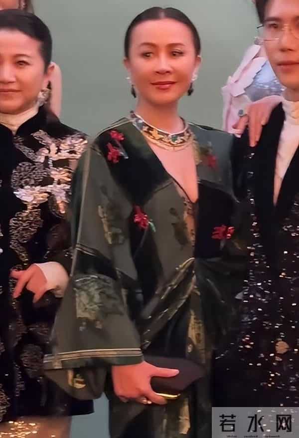 江苏珠宝晚宴,刘嘉玲真空上阵,徐璐瘦成皮包骨,颖儿嘴歪成这样