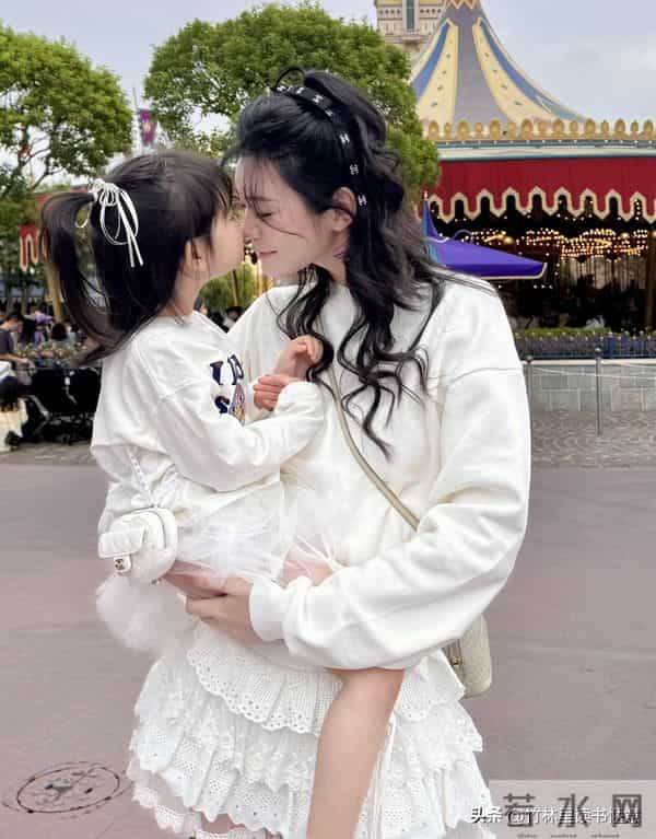 奚梦瑶晒4岁二胎女儿,Romee背香奈儿像洋娃娃,母女俩白到发光