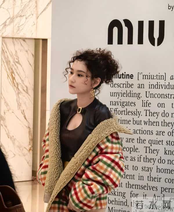 何超莲参加上海miumiu活动,穿格子外套配超短裙,羊毛卷发型好美