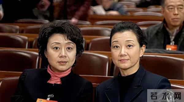 两位大美女,右边这位是歌唱家宋祖英,左边这一时想不起