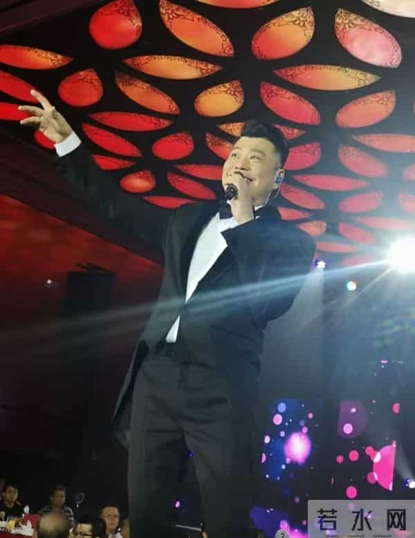 TVB男星早年照流出!曾想走情歌王子路线,不婚不育爱情长跑多年